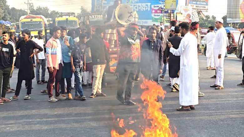 টাঙ্গাইলে ওসমান হাদির খুনিদের ফাঁসির দাবিতে মহাসড়ক অবরোধ