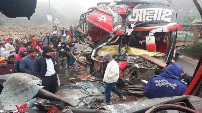 ঘাটাইলে দুই বাসের মুখোমুখি সংঘর্ষে ২২ জন আহত...