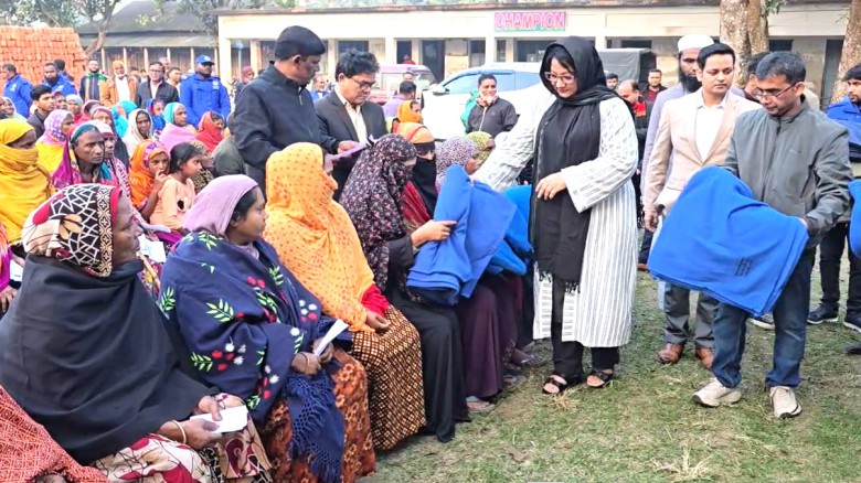টাঙ্গাইলে ৫ শতাধিক অসহায় মানুষের মধ্যে কম্বল বিতরণ