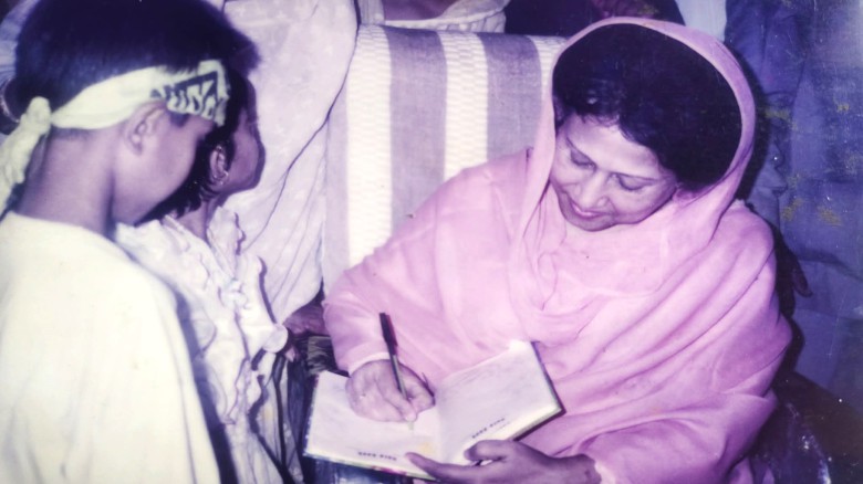 বেগম খালেদা জিয়া’র সেই অটোগ্রাফ আর স্পর্শের অনুভূতি!