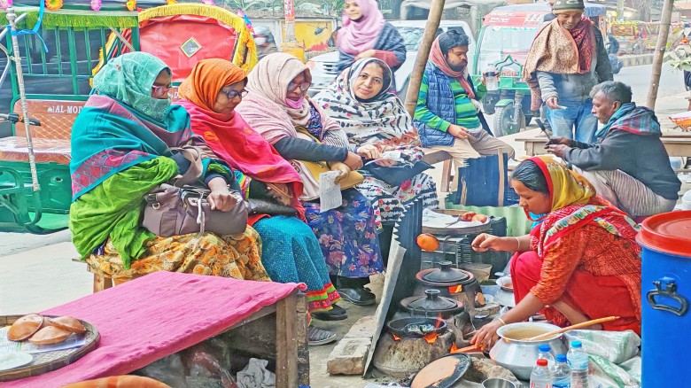 টাঙ্গাইলে শীতের পিঠায় ভাগ্য ফিরেছে অনেকের