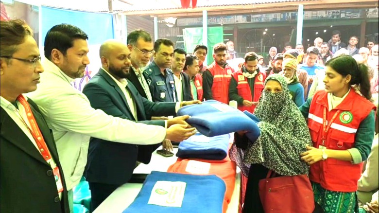 ভুঞাপুর চরের ৫০০ জন পেল রেড ক্রিসেন্টের কম্বল