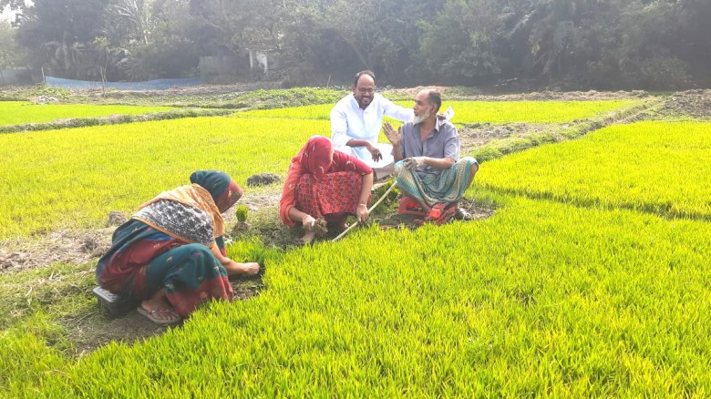 ‘দোয়া করমু, ভোটও দিমু’  টুকুকে কাছে পেয়ে আবেগে আপ্লুত ভোটারর