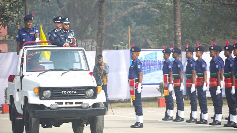 টাঙ্গাইলের পুলিশ ট্রেনিং সেন্টারে ৫৭তম প্রশিক্ষণ সমাপনী কুচক
