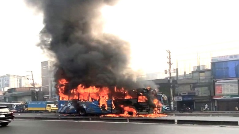 গাজীপুরে আলোকিত পরিবহনে ভয়াবহ আগুন