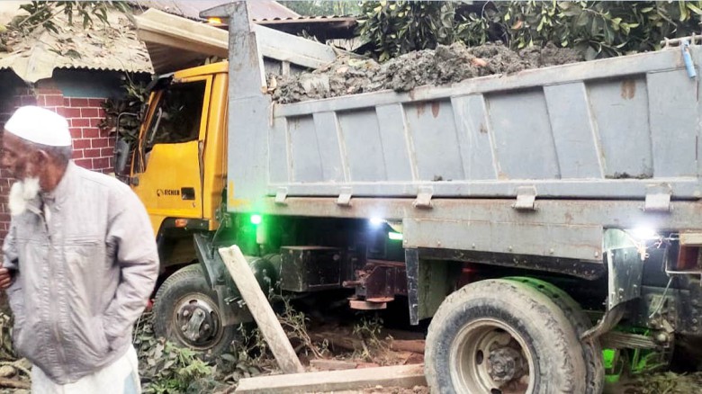 মাটিবোঝাই ট্রাক ঢুকল ঘরে চাপা পড়ে ঘুমন্ত বৃদ্ব নিহত