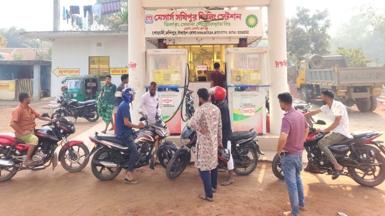 সখীপুরে জ্বালানি তেল কেনার হিড়িক, অযথা সংকটের আশঙ্কা