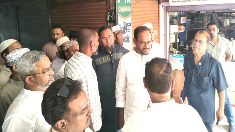 আগুনে পুড়ে যাওয়া আজিজ প্লাজা পরিদর্শন করেছেন প্রতিমন্ত্রী সু