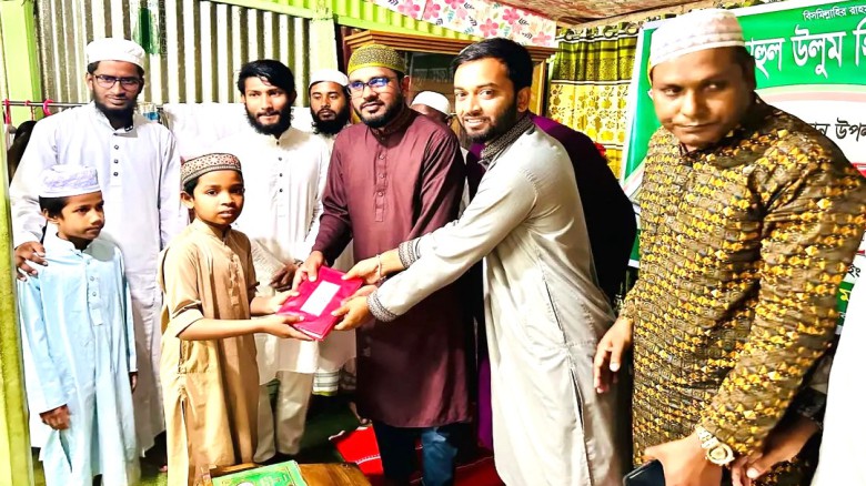 ইফতার মাহফিল ও আল-কুরআন বিতরণ করছেন সেচ্ছাসেবী সংগঠন বন্ধুমহ