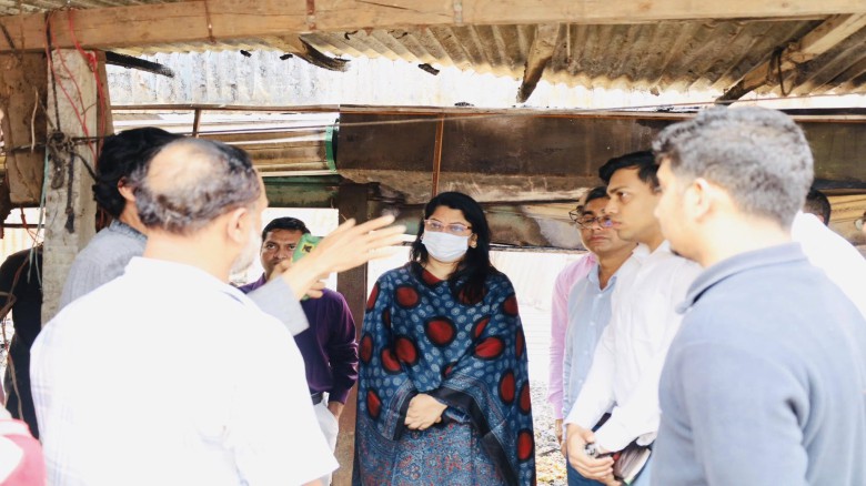 বেবিস্ট্যান্ড কাঁচাবাজারে অগ্নিকাণ্ডে পুড়ে ছাই ১২ দোকান সহায়