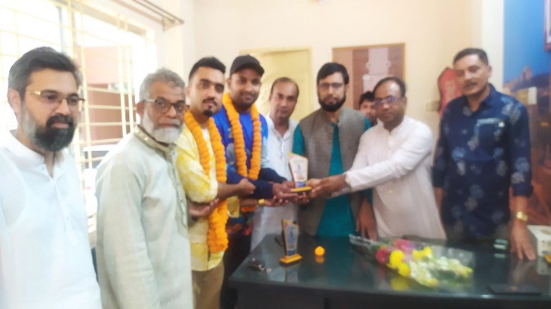 মধুপুরে শালবন ক্রিয়েশন  পক্ষ থেকে শুভেচ্ছা স্মারক প্রদান