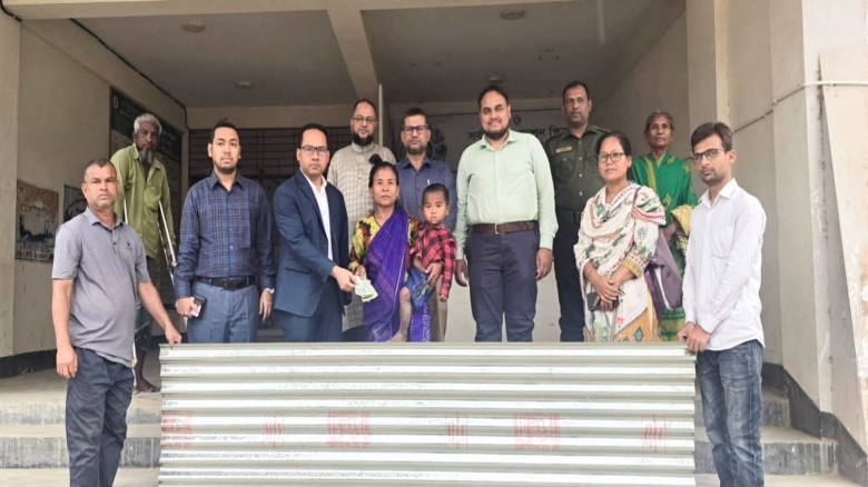 মধুপুরে ক্ষতিগ্রস্ত গারো পরিবারের পাশে দাড়িয়েছে প্রশাসন