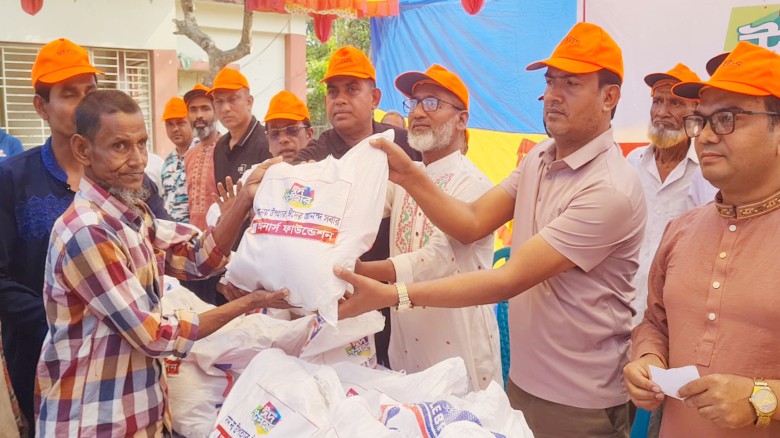 বাসাইলে অনার্স ফাউন্ডেশনের উদ্যোগে ঈদ উপহার সামগ্রী বিতরণ