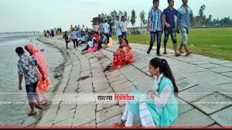 ঈদের ছুটিতে টাঙ্গাইলে যমুনা নদীর তীরবর্তী এলাকায় ভ্রমণপিপাসু