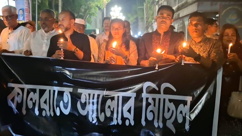 টাঙ্গাইলে বধ্যভূমিতে শহীদদের স্মরণে মোমবাতি প্রজ্বলন ও আলো