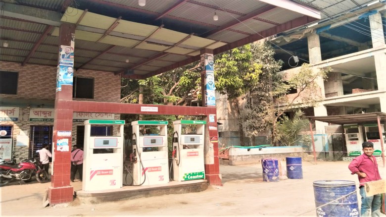 টাঙ্গাইলের পাম্পে তেল সংকট ॥ বাইরে বেশি দামে বিক্রির অভিযোগ