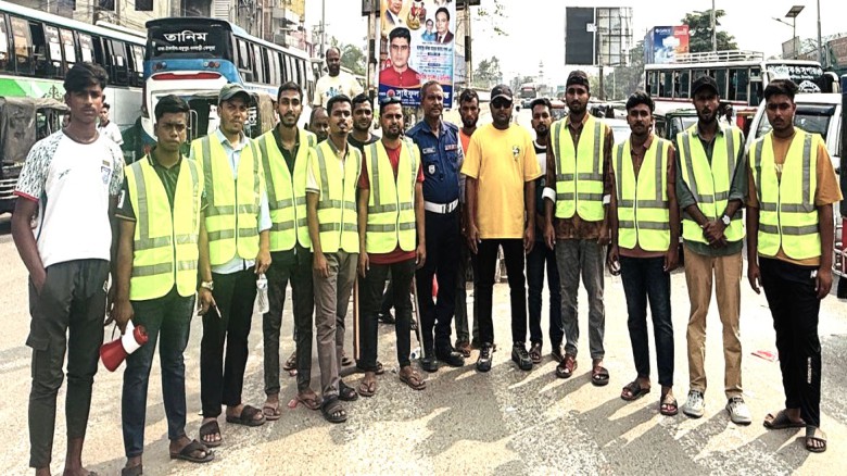 মধুপুরে যানজট নিরসনে রাস্তায় কাজ করছে ছাত্র দলের নেতৃবৃন্দ