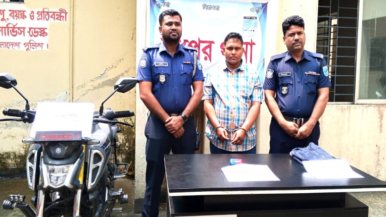 টাঙ্গাইলের মধুপুরে ভূয়া পুলিশ অফিসার আটক ॥ পুলিশের ব্যবহৃত স