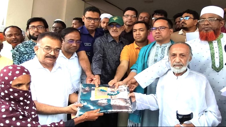 ছবির ক্যাপশন: টাঙ্গাইলের মধুুপুরে সুবিধাবঞ্চিতদের হাতে ডাক টেলিযোগাযোগ ও তথ্যপ্রযুক্তি মন্ত্রণালয়ের মন্ত্রী ফকির মাহবুব আনাম স্বপনের  পক্ষে উপহার সামগ্রী তুলে দেন উপজেলা নির্বাহী কর্মকর্তা মো. জুবায়ের হোসেন।