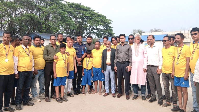 যমুনার বালুচরে সাংবাদিকদের প্রীতি ফুটবল ম্যাচ অনুষ্ঠিত