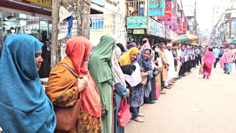 টাঙ্গাইলে কলেজ অধ্যক্ষের অনৈতিক কর্মকান্ডের প্রতিবাদে মানববন