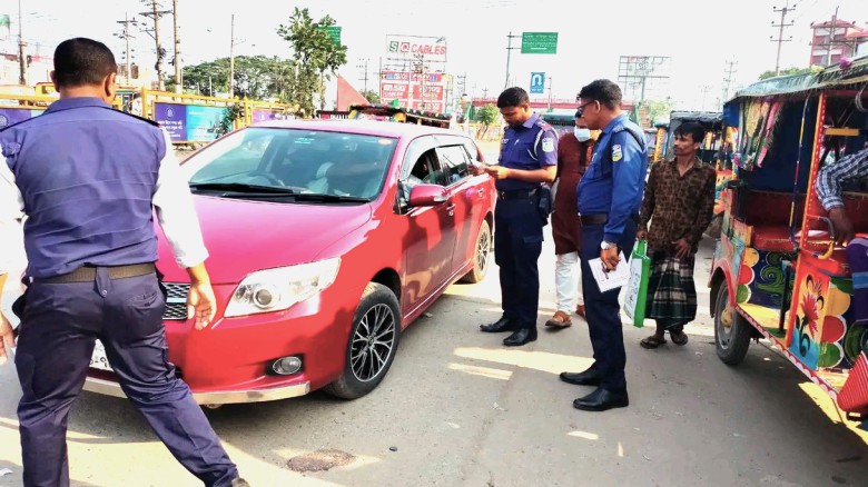 সড়ক পরিবহন আইন বাস্তবায়নে ভালুকায় জোরদার যৌথ অভিযান