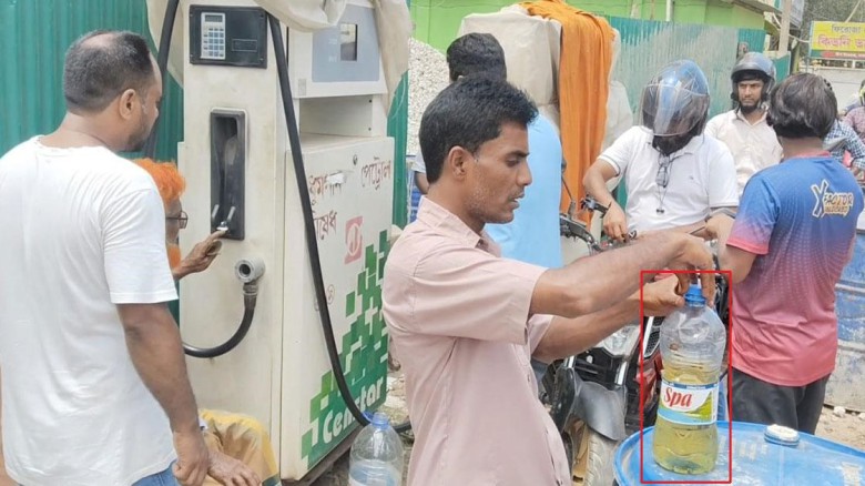 পাম্পে বোতলে তেল বিক্রির ভিডিও করায় সাংবাদিককে হেনস্তার অভিয