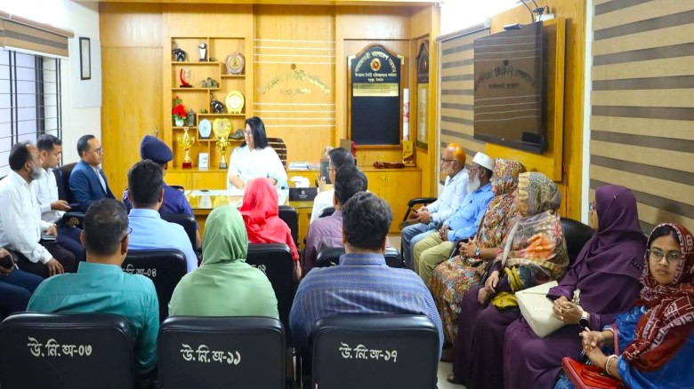 ছবির ক্যাপশন: মধুপুরে প্রশাসনিক কর্মকর্তাদের সাথে মতবিনিময় করেন টাঙ্গাইলের জেলা প্রশাসক শরীফা হক।