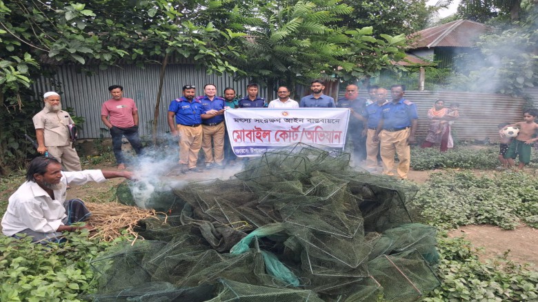 বাসাইলে ২০টি চায়না দুয়ারী জাল জব্দ, পুড়িয়ে ধ্বংস