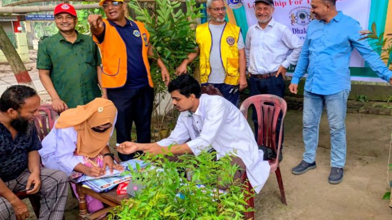 টাঙ্গাইলে লায়ন্স ক্লাবের উদ্যোগে বৃক্ষরোপণ ও খাদ্য বিতরণ