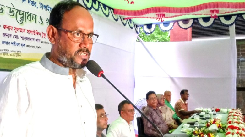 টাঙ্গাইলে খামারি ও দুস্থদের মাঝে ১০ মহিষ, ১০০ ছাগল বিতরণ করল