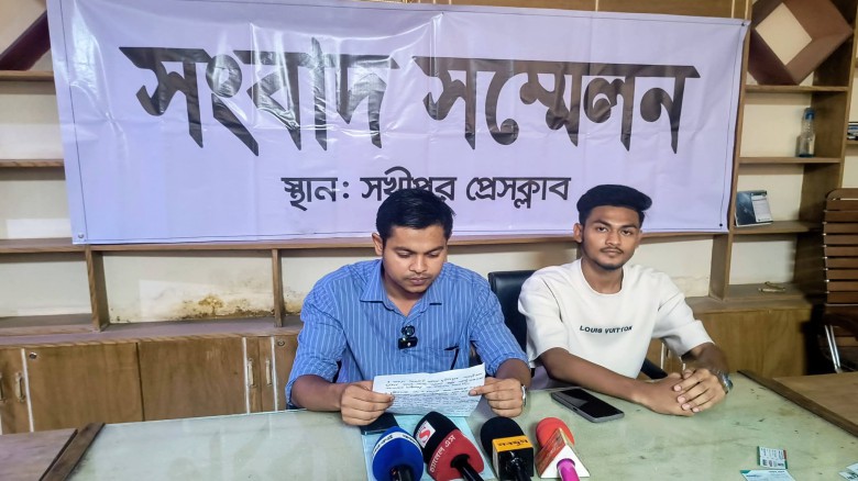 টাঙ্গাইল পাসপোর্ট অফিসের সহকারী পরিচালকের বহিষ্কার দাবি করে 