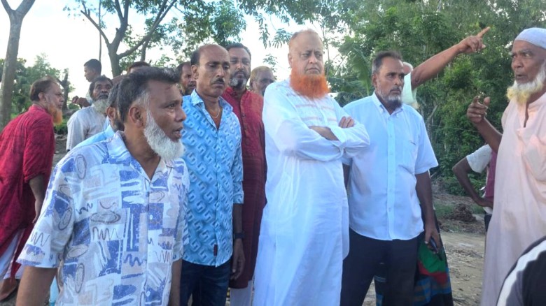 জিও ব্যাগ ডাম্পিং কাজের অগ্রগতি পরিদর্শনে এমপি লাভলু