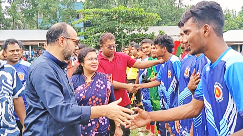 মধুপুরে জেলা প্রশাসক গোল্ডকাপ ফুটবল টুর্নামেন্টের উদ্বোধন