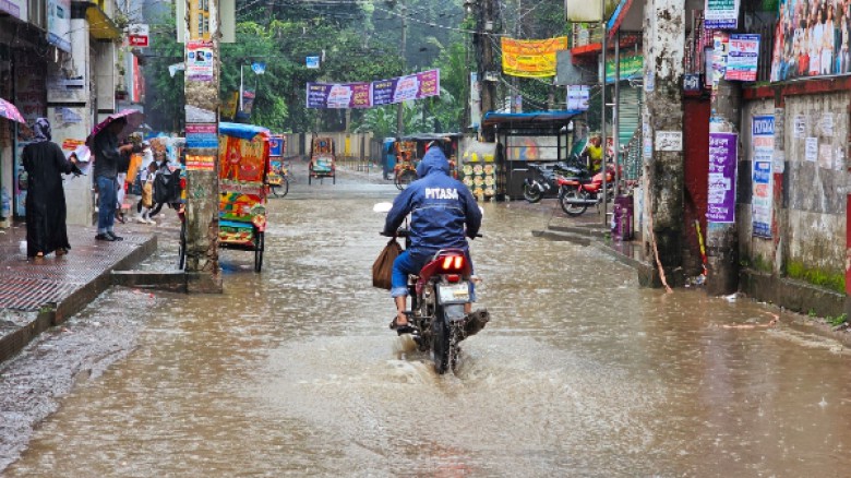 টানা বৃষ্টিতে টাঙ্গাইলে বিপর্যস্ত জনজীবন, কাজ না পেয়ে কষ্টে