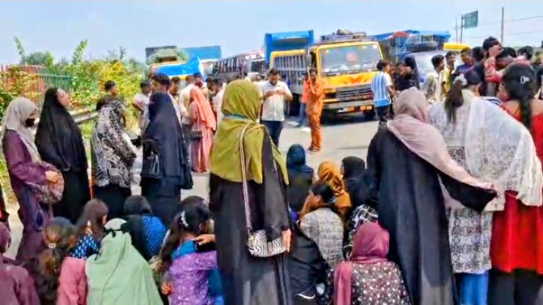 শিক্ষামন্ত্রীর পদত্যাগের দাবিতে টাঙ্গাইলে এইচএসসি পরীক্ষার্থ