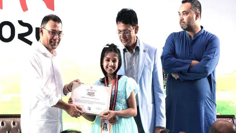 সখিপুরের অনয়া সরকার লোকগীতিতে দেশসেরা - প্রধানমন্ত্রীর হাত থ