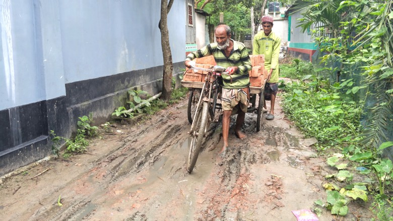 মধুপুরে গোলাবাড়ি ইউনিয়নে ১ কিলোমিটার কাঁচা রাস্তায় হাজারো ম