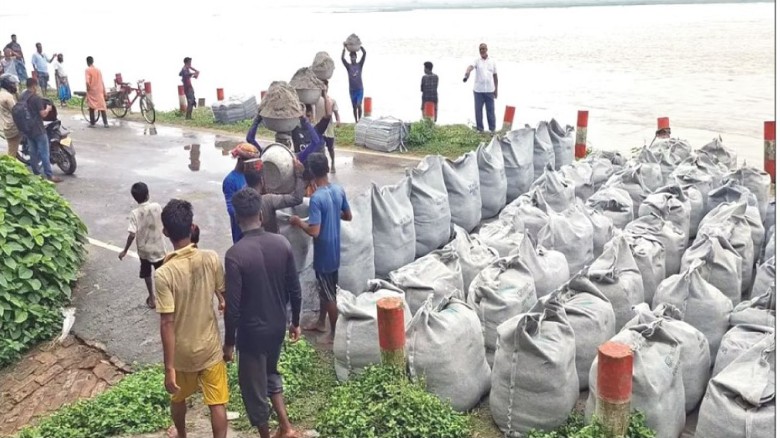 ভুঞাপুর-তারাকান্দি সড়কে ধ্বস।। যানচলাচল বন্ধ