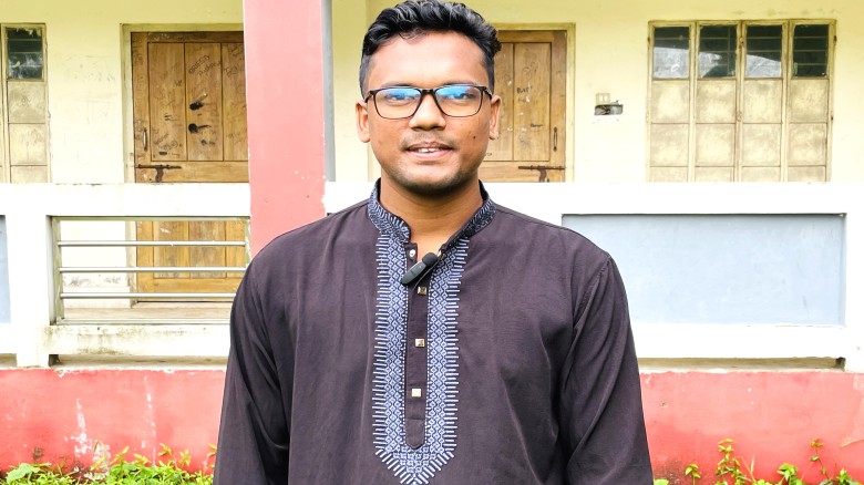 দারিদ্র্যকে জয় করে ডাবল বিসিএস ক্যাডার টাঙ্গাইলের সাগর