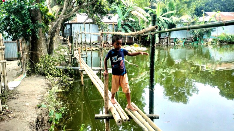 বৃষ্টিতে ডুবেছে সড়ক, গ্রামবাসীর ভরসা সরু বাঁশের সাঁকো