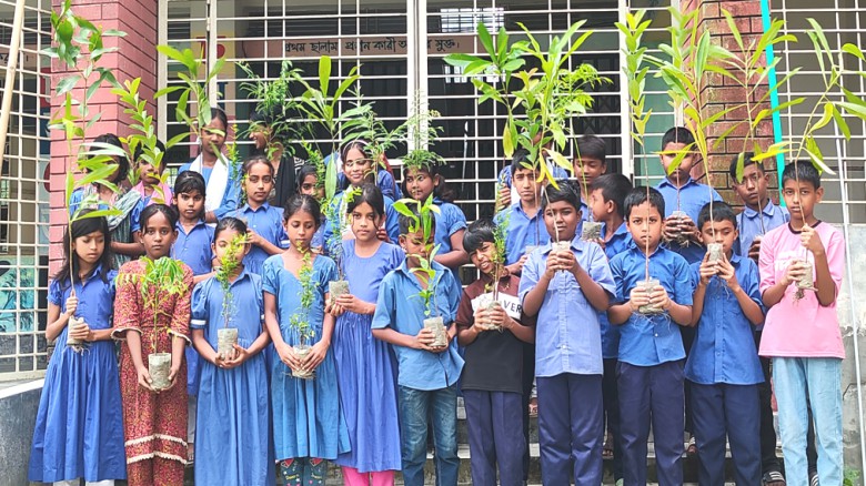 জলবায়ু পরিবর্তন মোকাবিলায় শিক্ষার্থীদের মাঝে চারা বিতরণ...