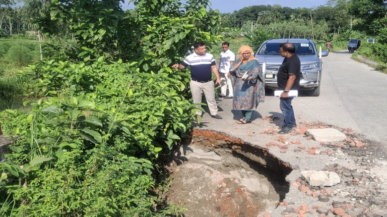 টাঙ্গাইলে ভারি বর্ষণে এলজিইডি’র ব্রিজের এপ্রোচ ধস ॥ পরিদর্শন