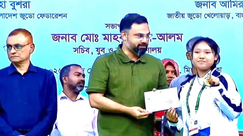 জাতীয় কারাতে প্রতিযোগিতায় মধুপুরের আদিবাসী কন্যা নাম্বিয়ার স