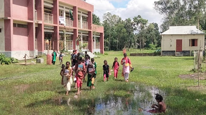 স্কুল আছে, যাওয়ার রাস্তা নেই