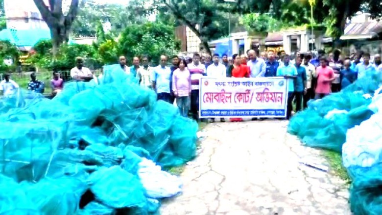 টাঙ্গাইলে দেলদুয়ারের নাটিয়াপাড়া বাজারে অবৈধ চায়না জালের 