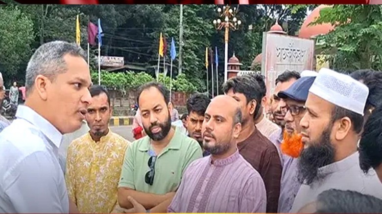 জেলা প্রশাসনের বাধার অভিযোগে ফুল না দিয়েই চলে গেলেন এনসিপি ন
