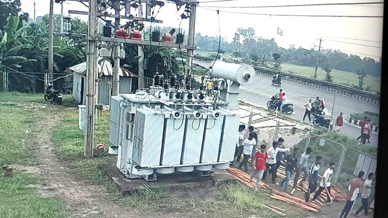 পল্লী বিদ্যুতের সাব-স্টেশনে ডুকে ডিউটিরত লাইনম্যানকে বেধড়ক ম