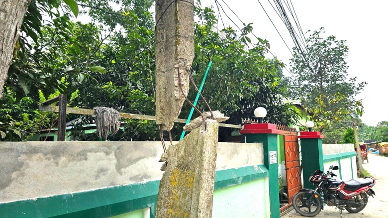 টাঙ্গাইলে ভাঙা খুটি গাছে বেঁধে চলছে ঝুঁকিপূর্ণ বিদ্যুৎ সরবরা