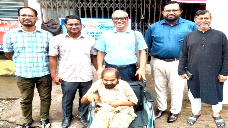 রোটারি ক্লাব অব টাঙ্গাইল সিটির উদ্যোগে হুইলচেয়ার বিতরণ